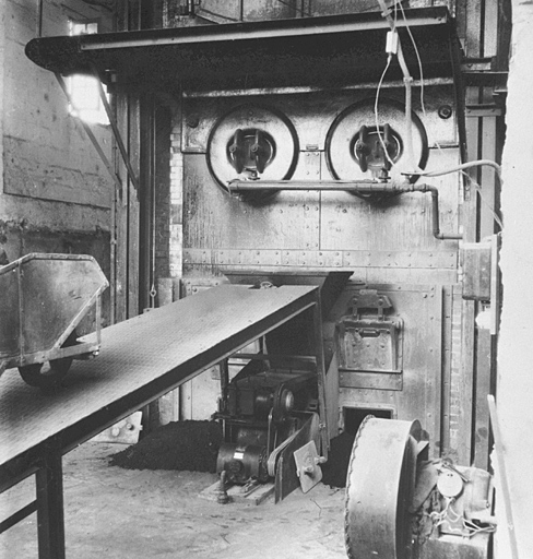 Chaudière à charbon photographiée dans les années 1940.