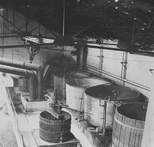 Partie haute de la caséinerie. Photographie des années 1940.