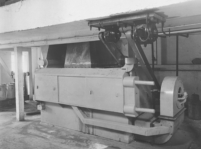 Partie basse de la caséinerie : séchoir. Photographie des années 1940.