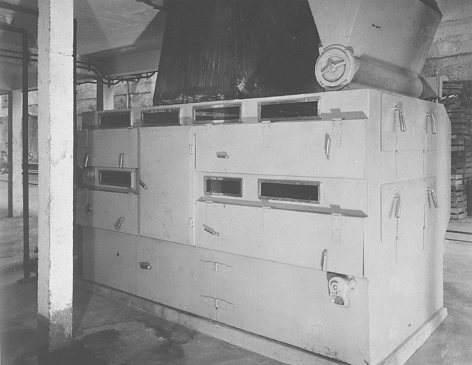 Partie basse de la caséinerie : séchoir. Photographie des années 1940.