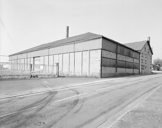 Bureau et magasin vus du nord est.