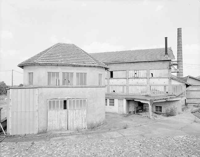 Premier atelier de fabrication et bâtiment abritant un broyeur vus de l'ouest.