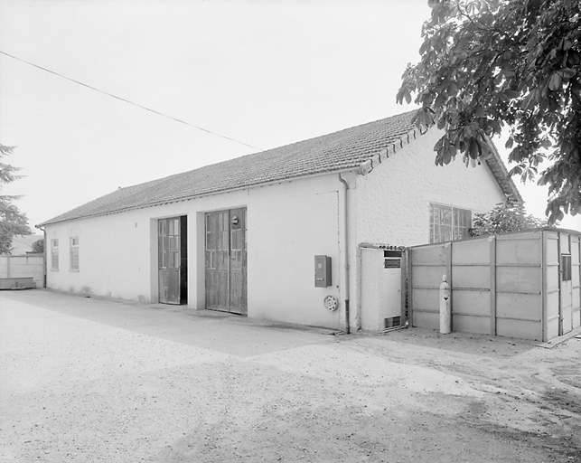 Remise à autobus et laboratoire vus du sud ouest.