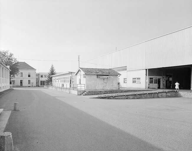 Entrepôt industriel et bureau vus de l'est.