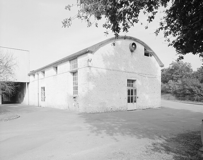 Atelier de fabrication couvert en béton armé vu du sud ouest.