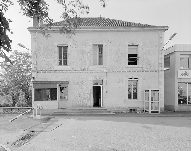 Elévation antérieure du bureau.