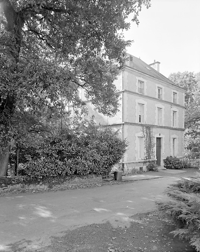 Logement patronal vu du nord est.