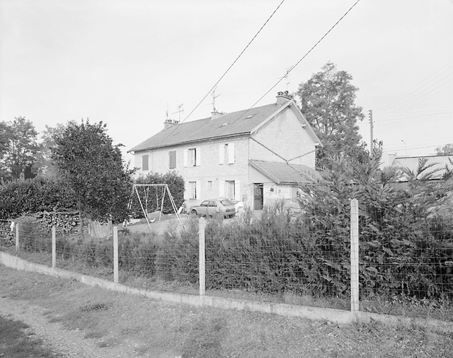 Cité ouvrière : immeuble de 4 logements.