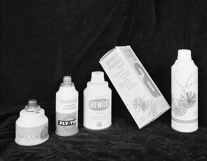Gamme de produits désodorisants, avec l'une des premières bombes aérosol(à gauche).