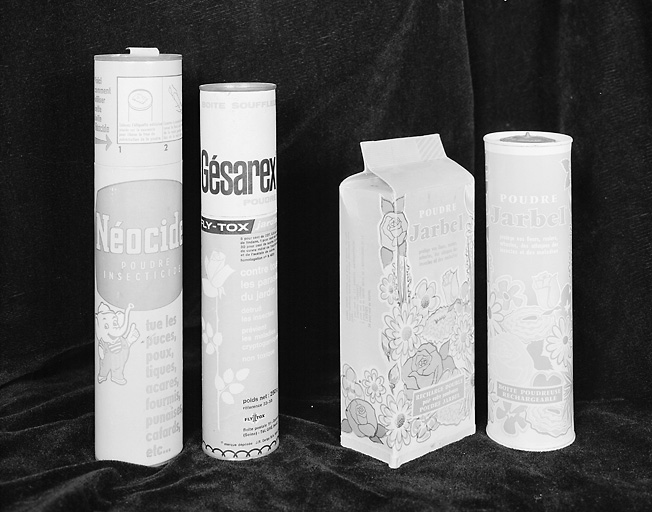 Emballages de poudres insecticides.