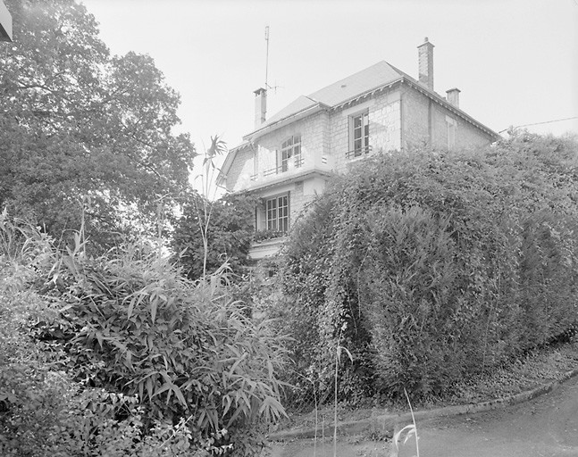 Logement patronal vu du sud est.