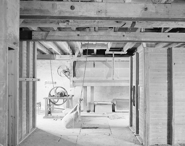 Deuxième étage de l'atelier de fabrication : bluterie et monte charge.