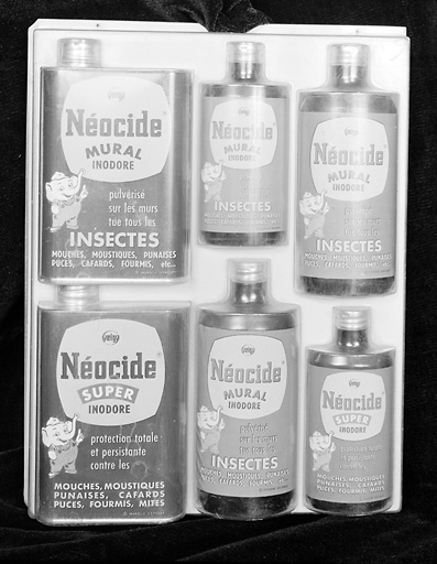 Présentoir des produits insecticides Néocide.