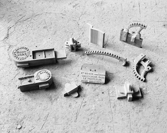 Maquettes en buis de diverses pièces de machines.