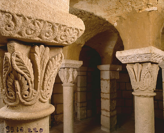 Crypte, chapiteaux.