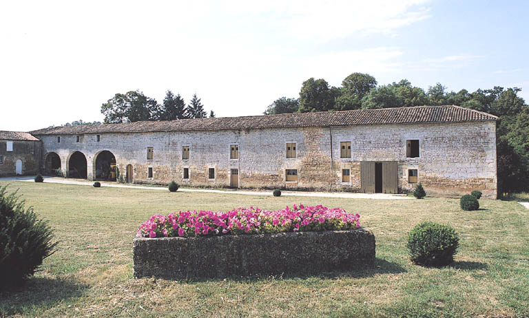 Communs, aile sud ouest, élévations sur cour.