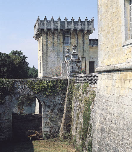 Logis, fossé et pont au sud-est.