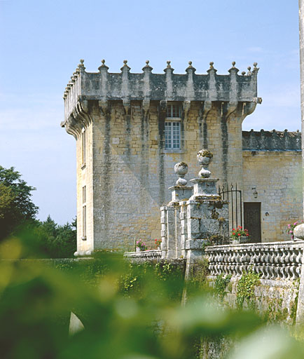 Logis, clôture de la cour au sud-est.