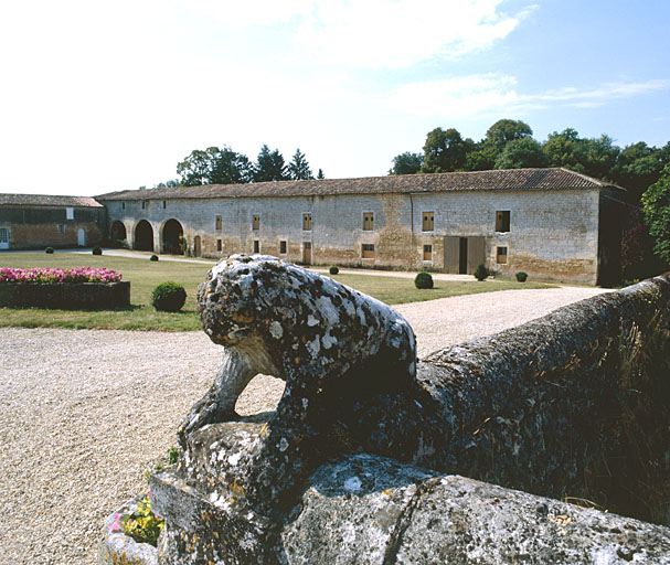 Logis, pont, détail du lion de gauche.