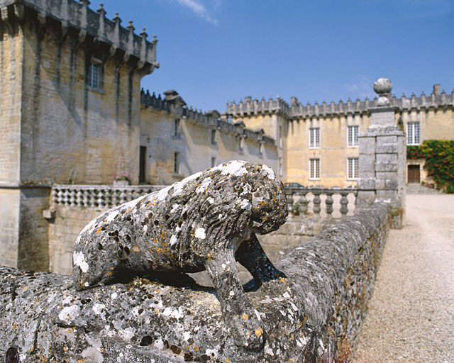 Logis, pont, détail du lion de gauche.