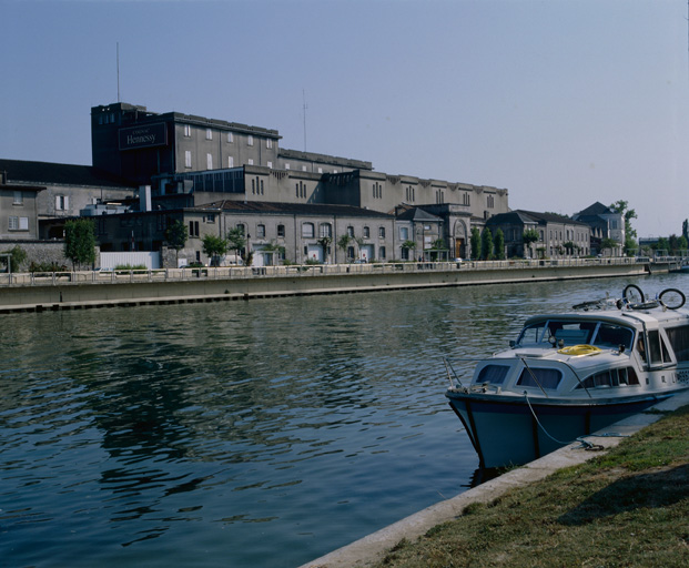 Vue d'ensemble depuis les quais du faubourg Saint-Jacques.