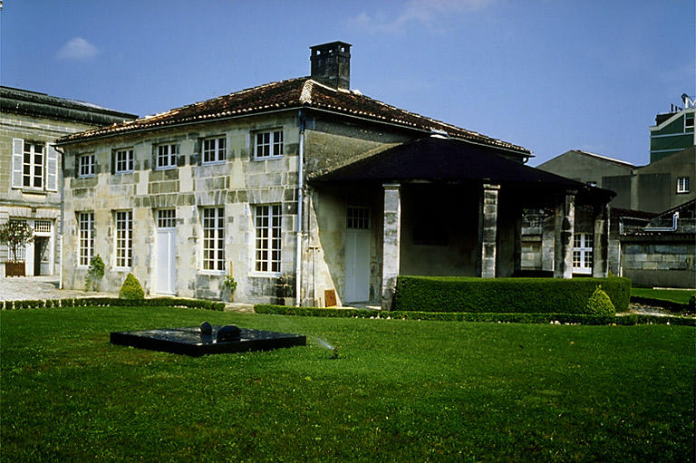 Petit bâtiment à l'intérieur de la cour.