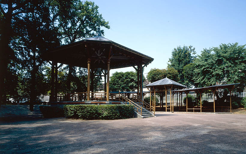 Rue saint Martin vue vers le sud. Kiosque et pergola.