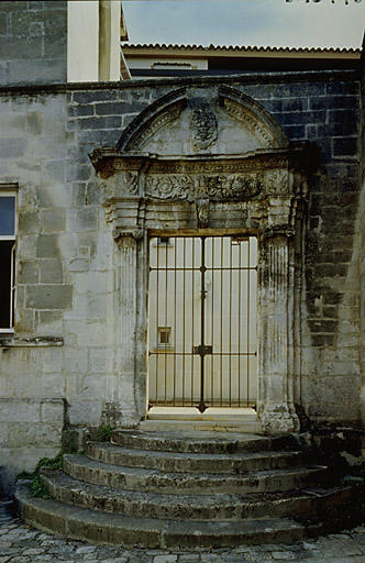 Elévation sur rue, portail.