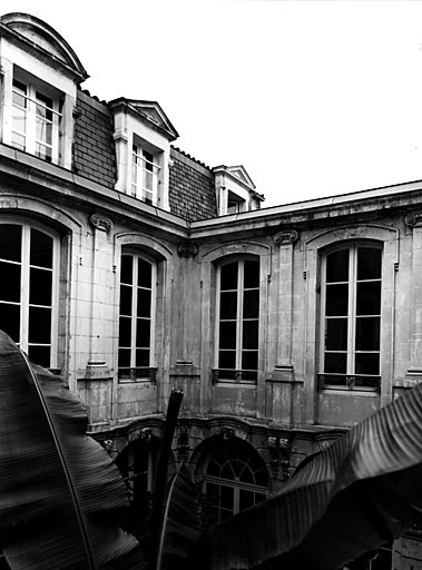 Elévations est et sud sur cour, parties hautes.