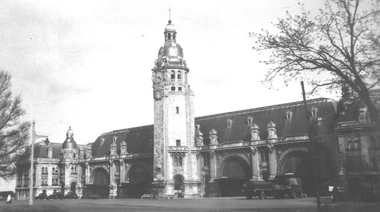 Bâtiment des voyageurs. Corps central et aile côté Nantes vers 1950.