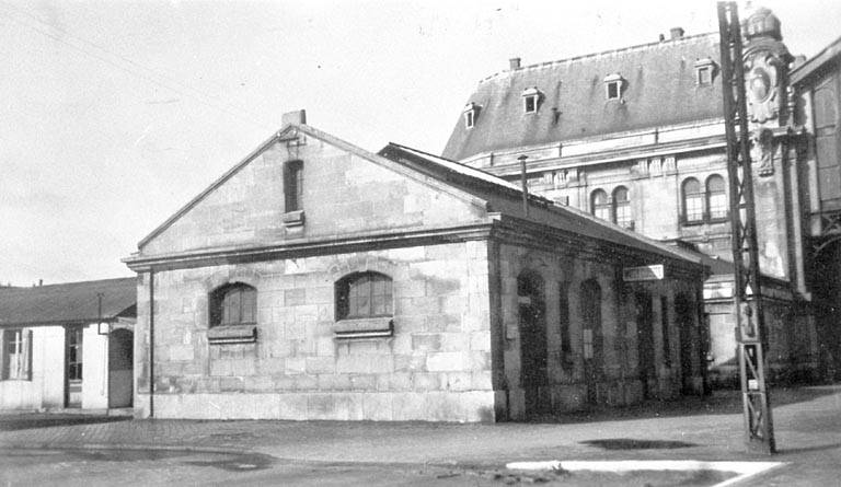 Petit bâtiment des toilettes au sud-ouest du bâtiment principal, vue depuis le sud vers 1950.