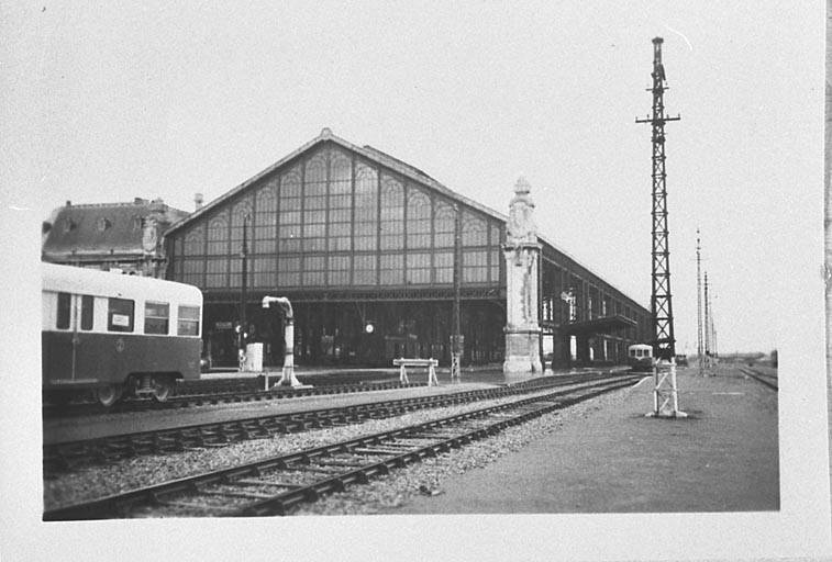 Hall métallique sur les voies, vue depuis le sud vers 1950.