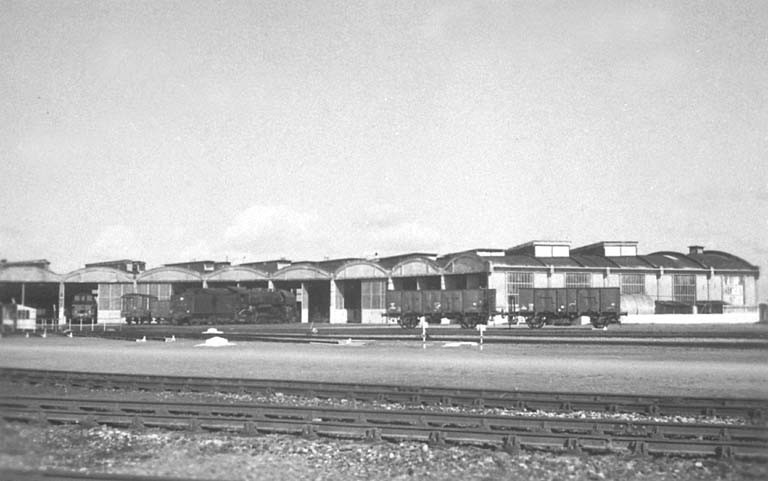 Rotonde à locomotives au sud de la gare sur la commune d'Aytré. Vue générale depuis le sud, vers 1950.