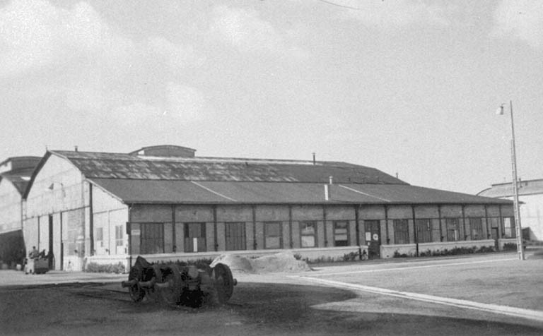 Rotonde à locomotives au sud de la gare sur la commune d'Aytré. Atelier de réparations, vers 1950.