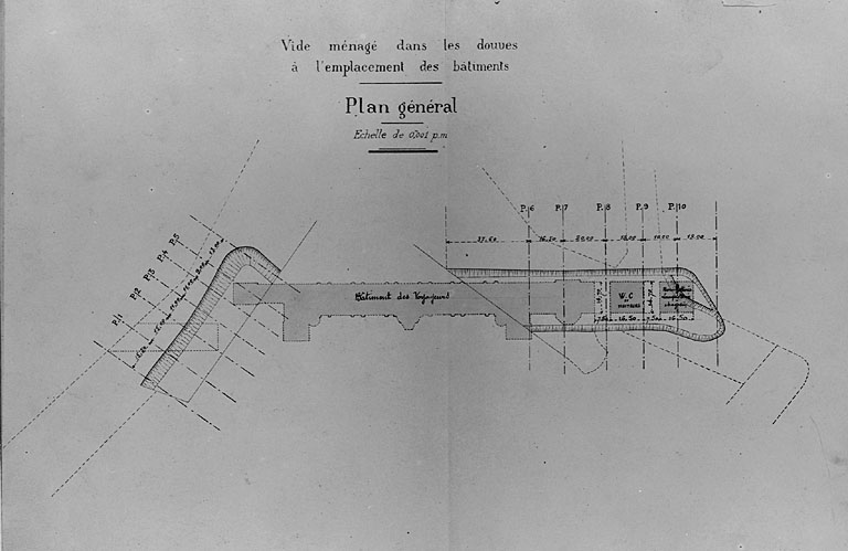 Plan général du vide ménagé dans les douves à l'emplacement des bâtiments (pl.17).