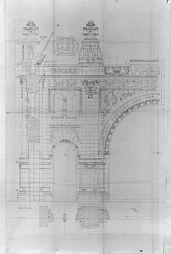 Corps principal, façade, détail du décor, par Esquié en 1911 (pl.8).