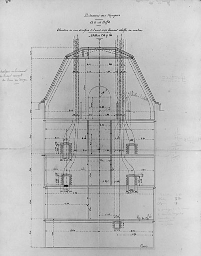 Aile côté buffet, coupe et élévation du mur de l'avant corps formant échiffre des escaliers (pl.36).