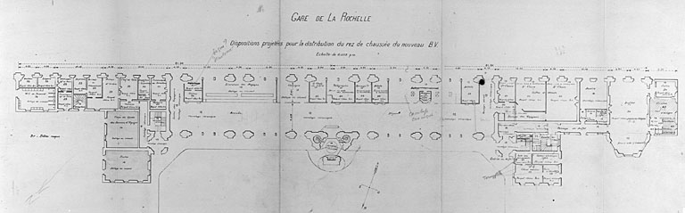 Bâtiment principal, plan du rez-de-chaussée avec indication des revêtements de sol, en 1921 (pl.20b).