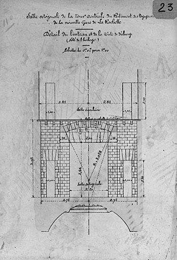 Bâtiment principal, tour centrale, détail de la voûte de décharge du côté de l'horloge (pl.23).