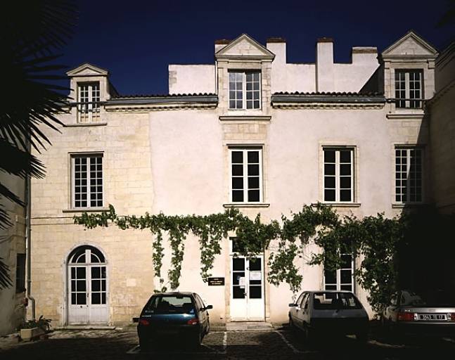 Corps principal, élévation antérieure sur cour après restauration.