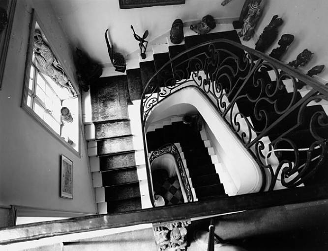 Corps principal ouest, escalier, vu de haut en bas.