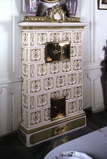 Aile médiane nord, premier étage, salle à manger, poële en faïence.