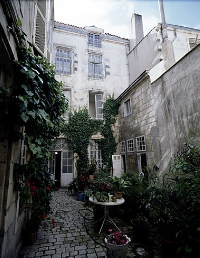 Corps de bâtiment est, élévation ouest sur cour.