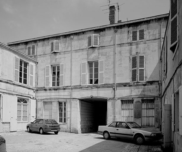 Corps est entre rue et cour, élévation ouest sur cour.