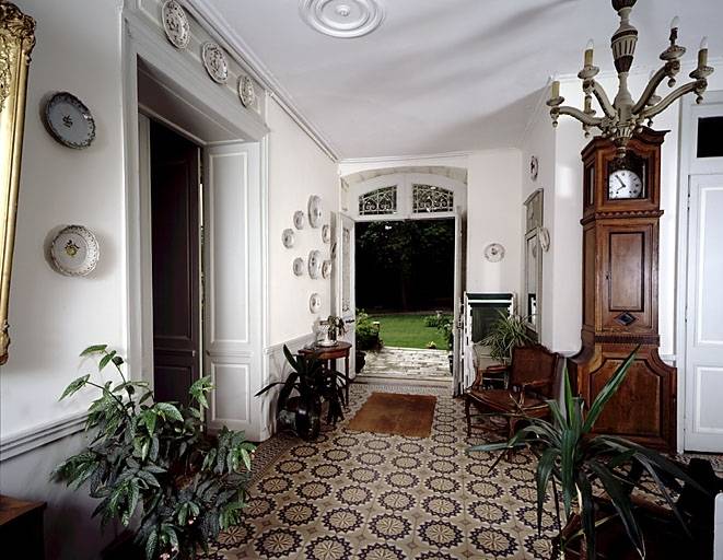 Corps de bâtiment principal ouest entre cour et jardin, vestibule vu vers le jardin.