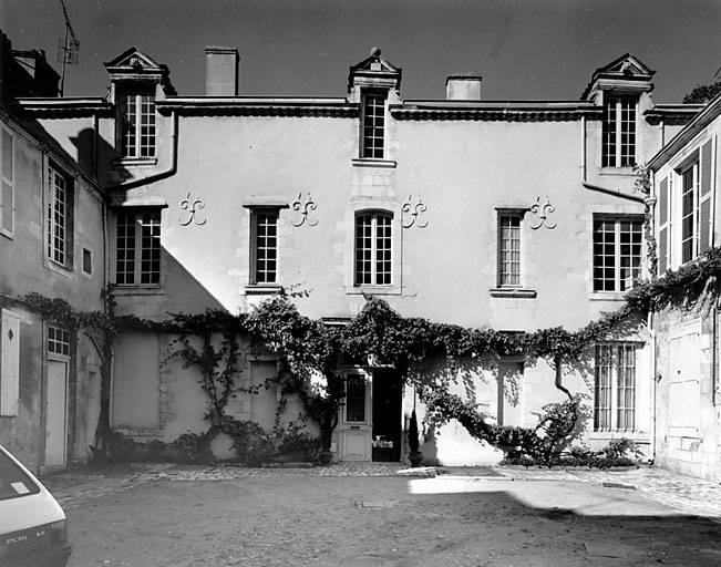 Corps de bâtiment principal ouest, élévation est sur cour.