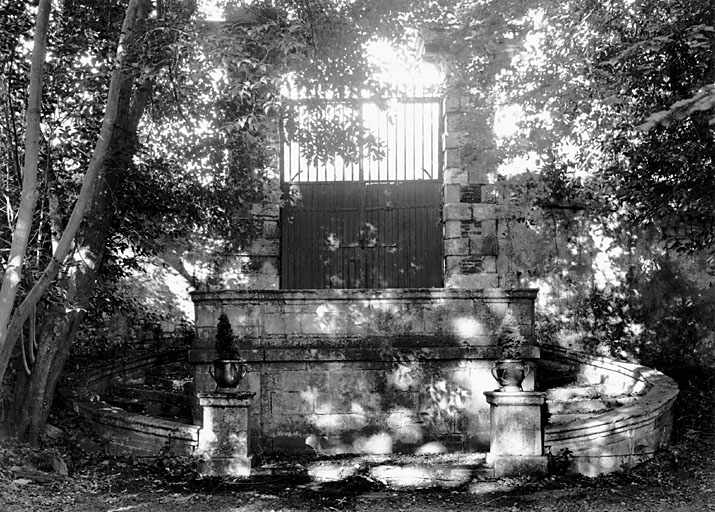 Jardin, perron et portail à grille donnant sur le chemin du Rempart.