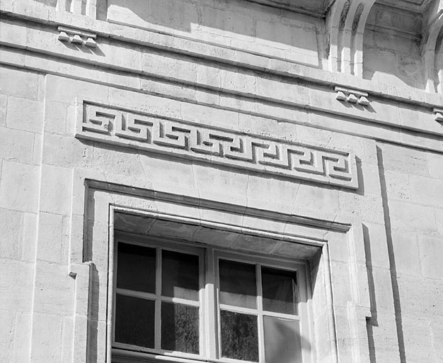 Elévation antérieure est, étage de l'avant corps, détail d'une fenêtre.