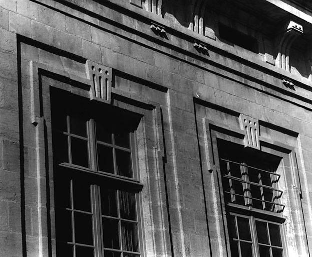 Elévation antérieure est, étage de la partie nord, détail des fenêtres.