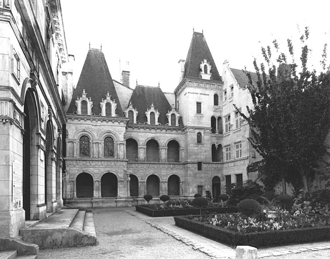 11, rue des Augustins et, rue Chaudrier. Elévations nord sur le jardin, après restauration.